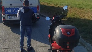 Zgubił się na drodze. Tam, gdzie wjechał, skuter ledwo dawał radę