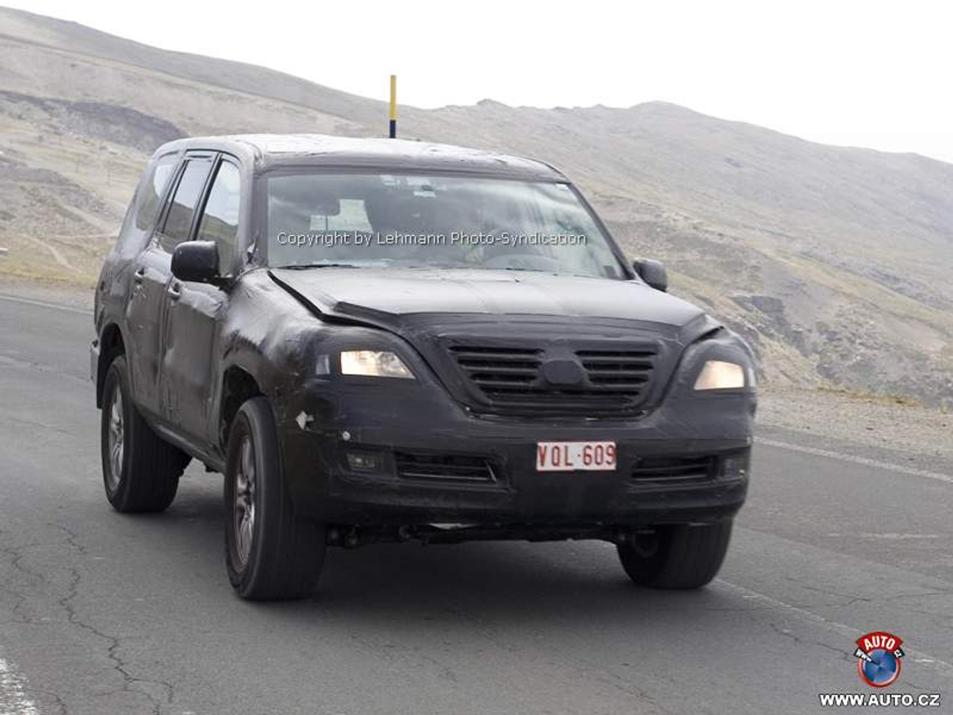 Zdjęcia szpiegowskie: nowa Toyota Land Cruiser/Lexus LX 470