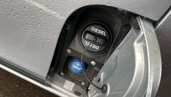 Korek wlewu paliwa z dużym napisem "diesel"