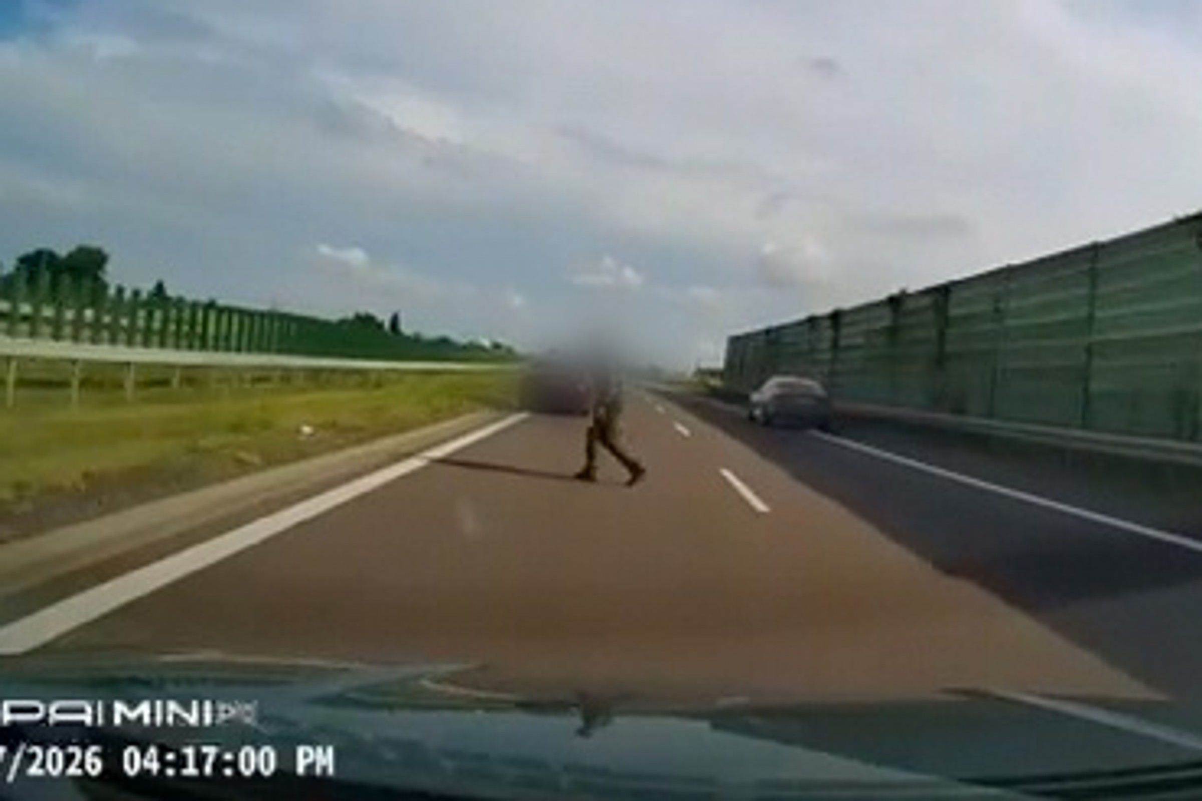 Pieszy na drodze ekspresowej. Samochody omijały go w ostatniej chwili