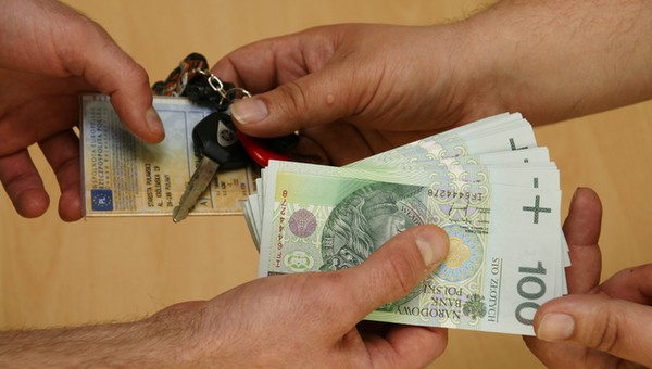 Poluzują przepisy o zmianie polisy OC. Kupującym auta używane będzie łatwiej