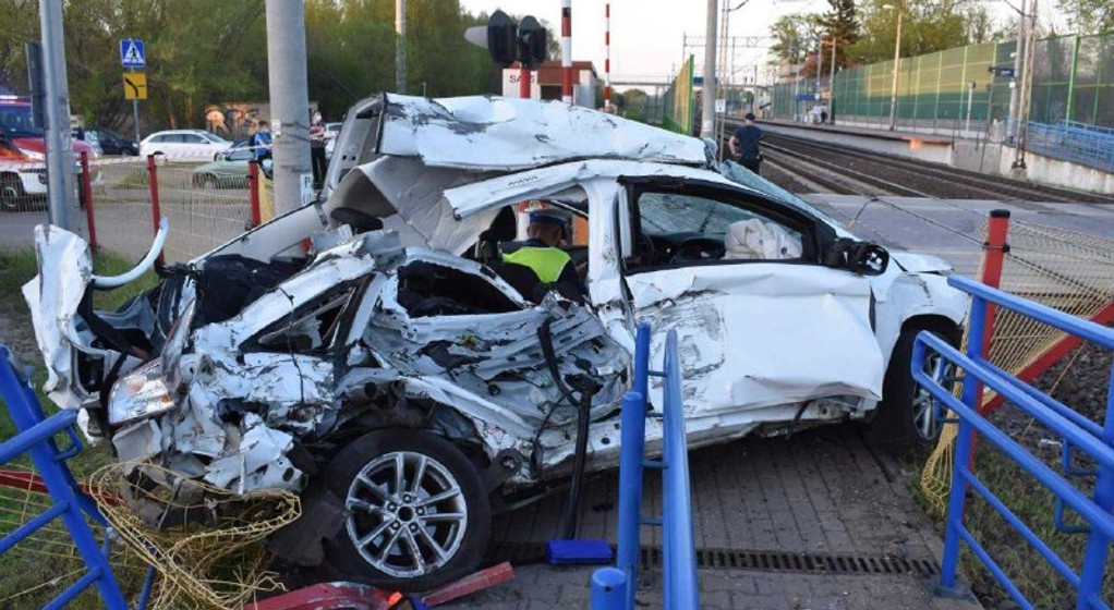 Wjechał na tory wprost pod pociąg