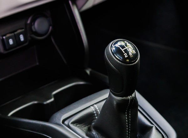 Codzienne nawyki mogą zniszczyć skrzynię biegów. Te czynności robimy automatycznie, a nie powinniśmy