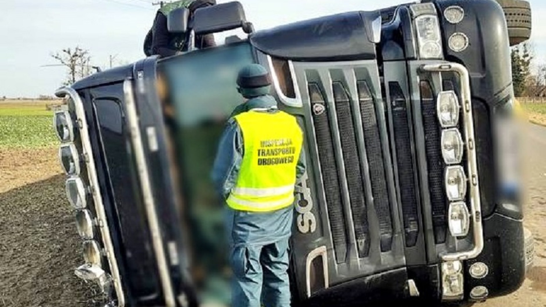 Funkcjonariusz Inspekcji Transportu Drogowego na miejscu zdarzenia