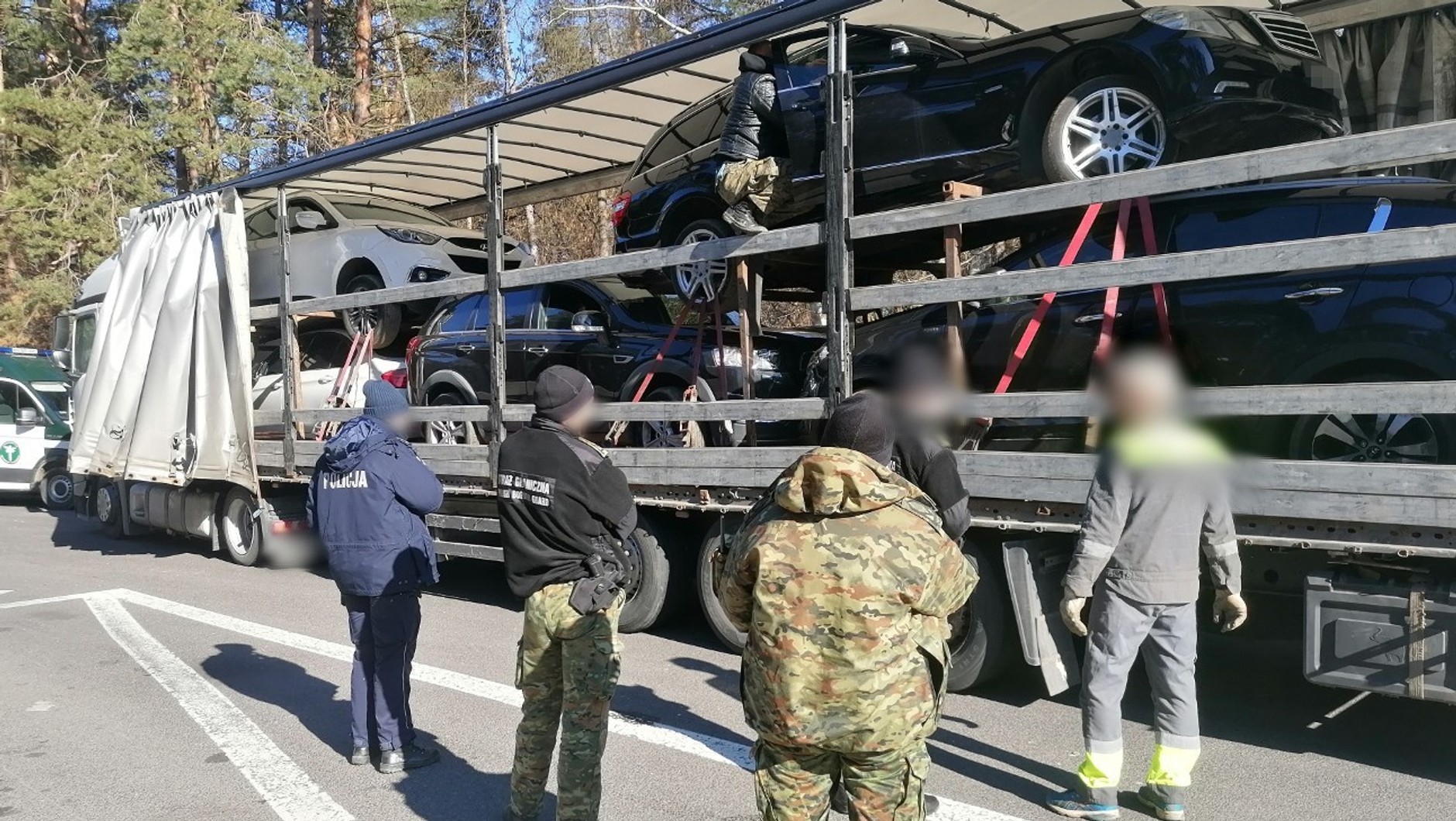 Patrol ITD wstrzymał transport samochodów z Wielkiej Brytanii na Litwę — te m.in. były źle zabezpieczone
