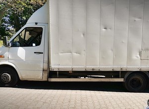 Policjanci zauważyli toczącego się dostawczaka. Po chwili wszystko stało się jasne
