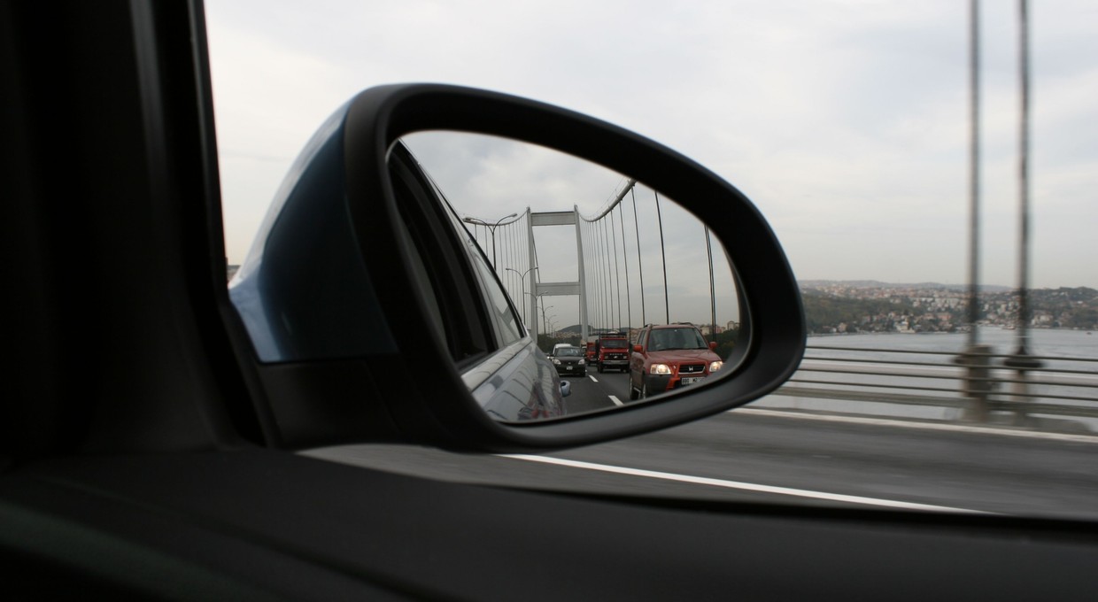 Ukryte funkcje w lusterkach samochodowych. Możesz o nich nie wiedzieć