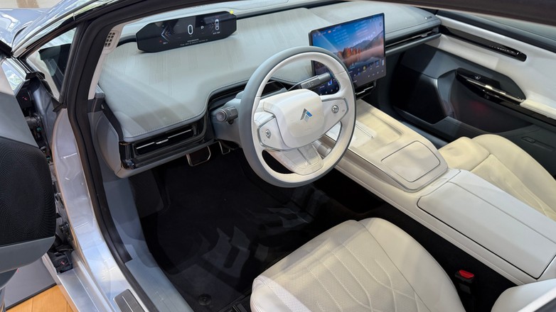 Taki kokpit, który prawie nie ma mechanicznych przycisków, świetnie wygląda na zdjęciu. Nie jest jednak wygodny w obsłudze, sterowanie ekranowe może być też niebezpieczne