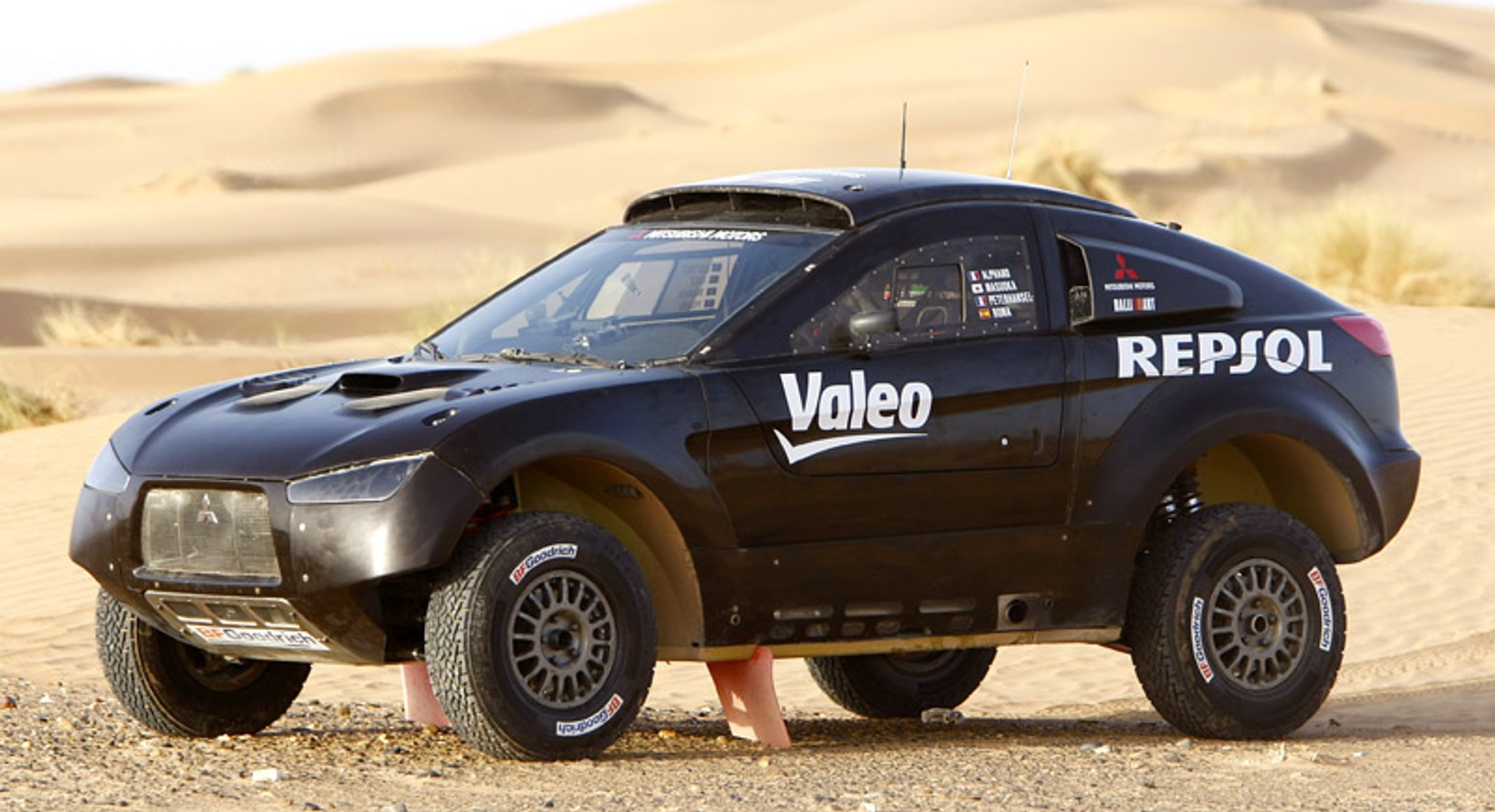 Mitsubishi: Racing Lancer na salonie w Paryżu (pierwsze zdjęcia)