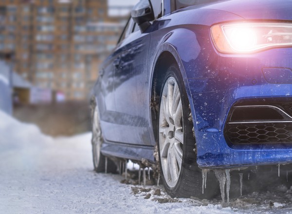 Samochód z włączonym silnikiem na postoju. Wyjaśniamy, czy to legalne