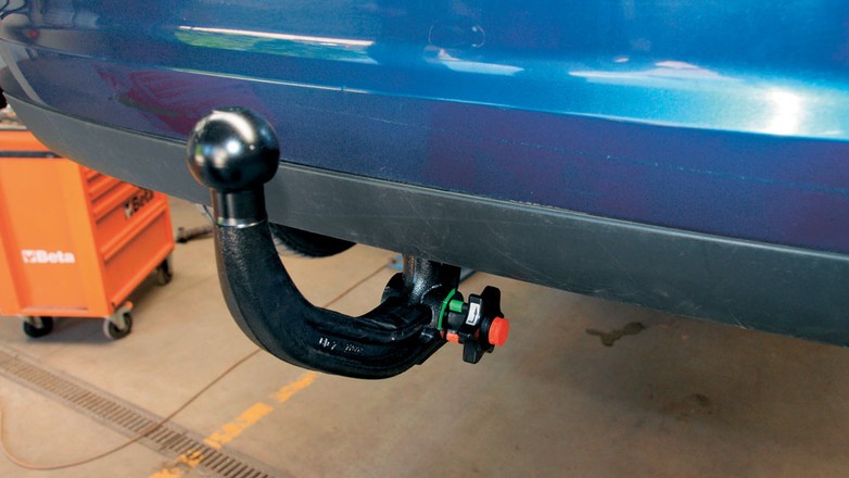 Jak zamontować hak holowniczy?