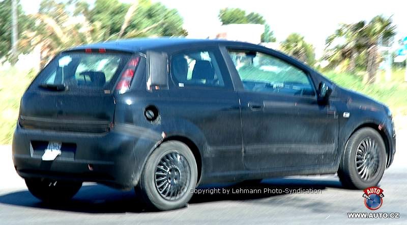 Zdjęcia szpiegowskie: Fiat Punto – również w wersji sedan