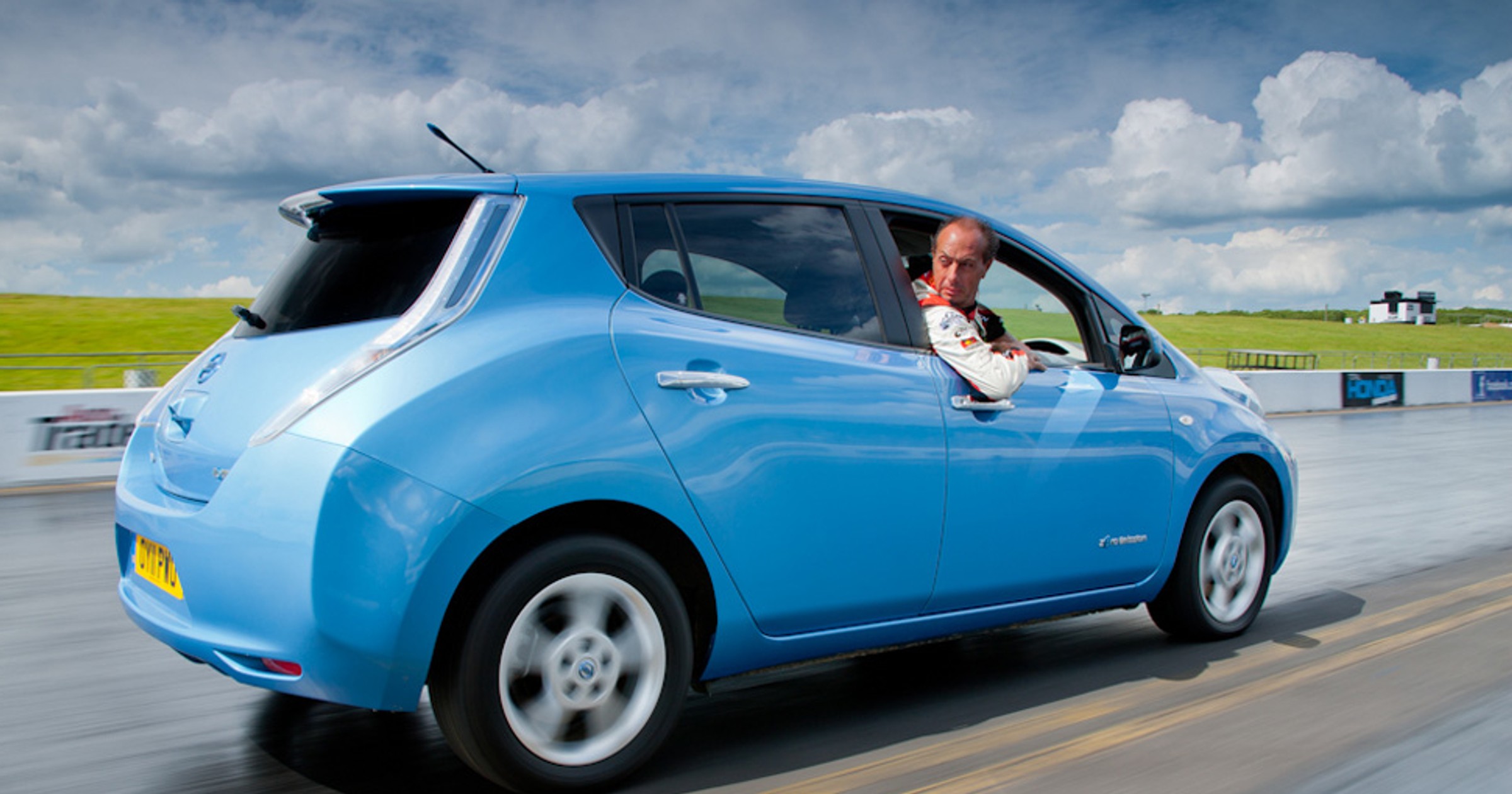 Nissan Leaf najszybszy na wstecznym?