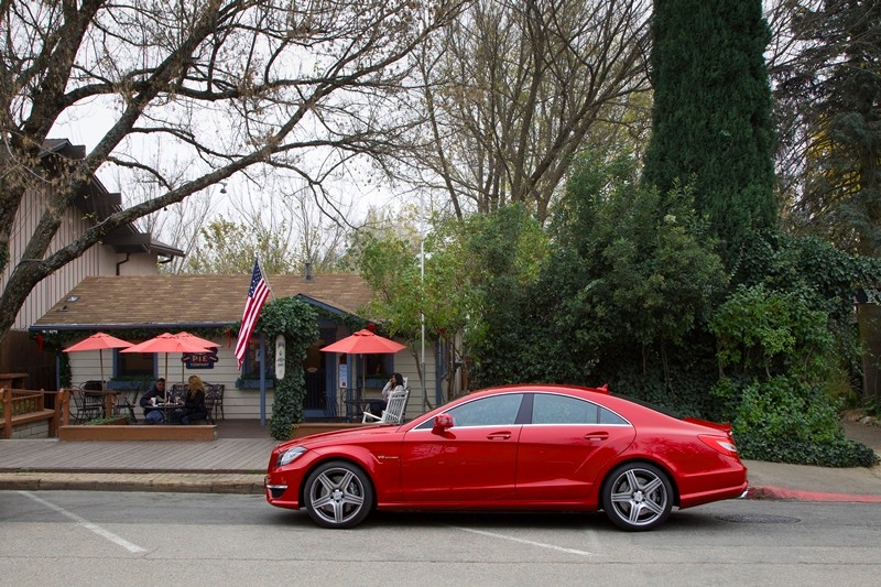 Mercedes CLS63 AMG ma rozdwojoną jaźń i świetnie wychodzi na zdjęciach