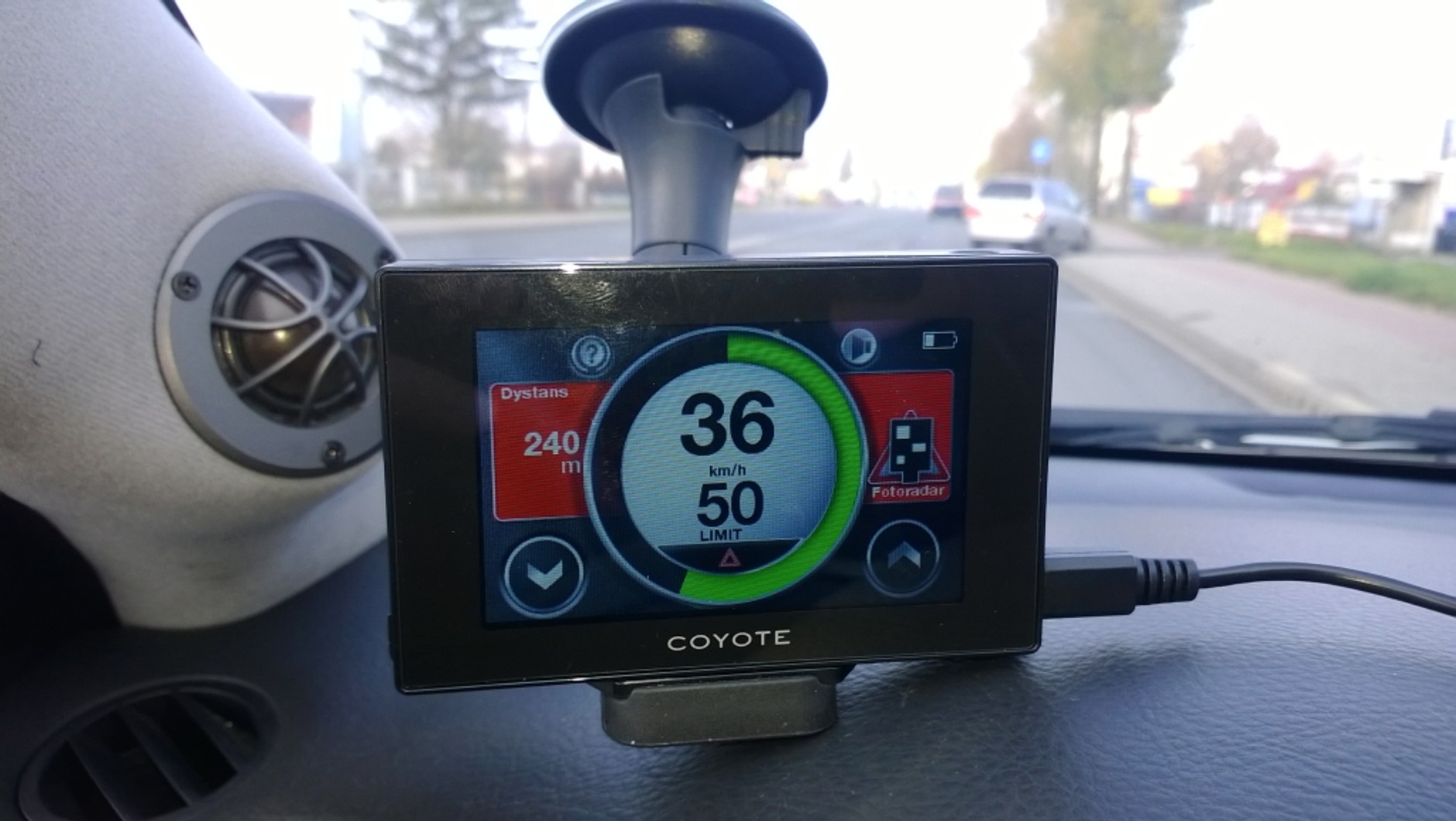 Tak wygląda alternatywny tryb wyświetlania informacji na ekranie Coyote. Który lepszy? Kwestia gustu.