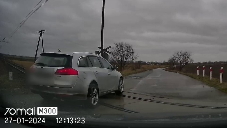 Zrobił to na przejeździe kolejowym. Wszystko się nagrało [WIDEO]