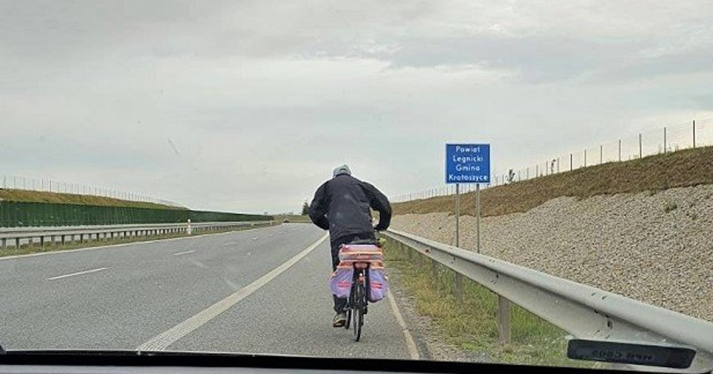 Policjanci zatrzymali 76-letniego rowerzystę, który chciał dojechać do Legnicy drogą ekspresową S3