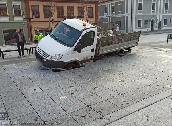 Nowa fontanna w Bochni zniszczona, bo kierowca chciał pojechać skrótem