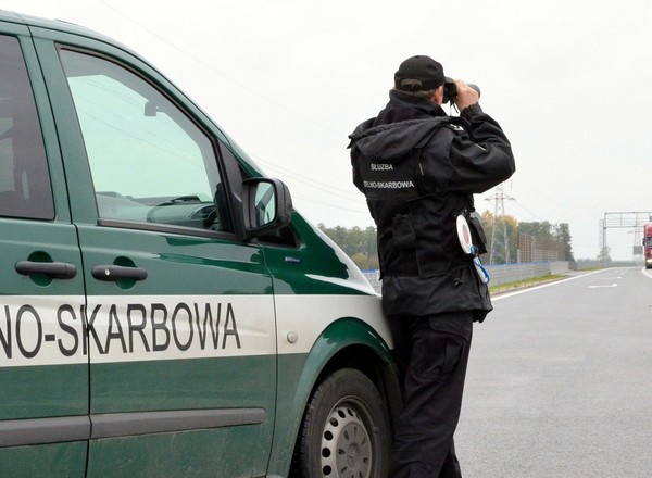 Skarbówka na tropie nowych samochodów. Po komuniach rośnie liczba donosów