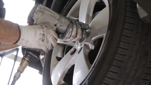 Zużycie opon powoduje stałą „dostawę” cząstek stałych do środowiska. Kurz wzbudzany przez pojazdy to kolejna rzecz – dlatego latem zbawienne okazuje się... polewanie wodą ulic