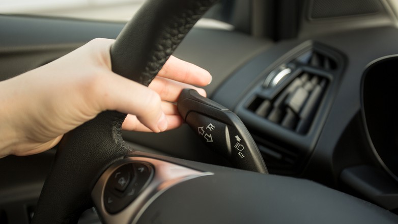 Za nieużywanie kierunkowskazów prawo przewiduje mandat