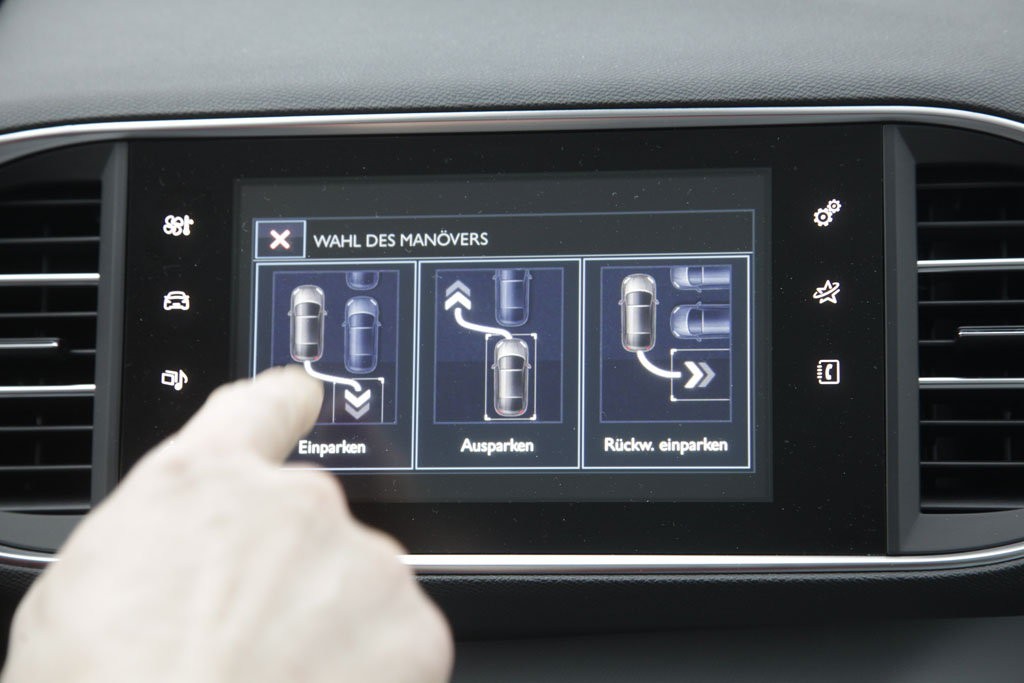 Ten system działa. Jego działanie jednak jest tak wolne, że irytuje. Tylko dla początkujących kierowców, a poza tym jest bezużyteczny