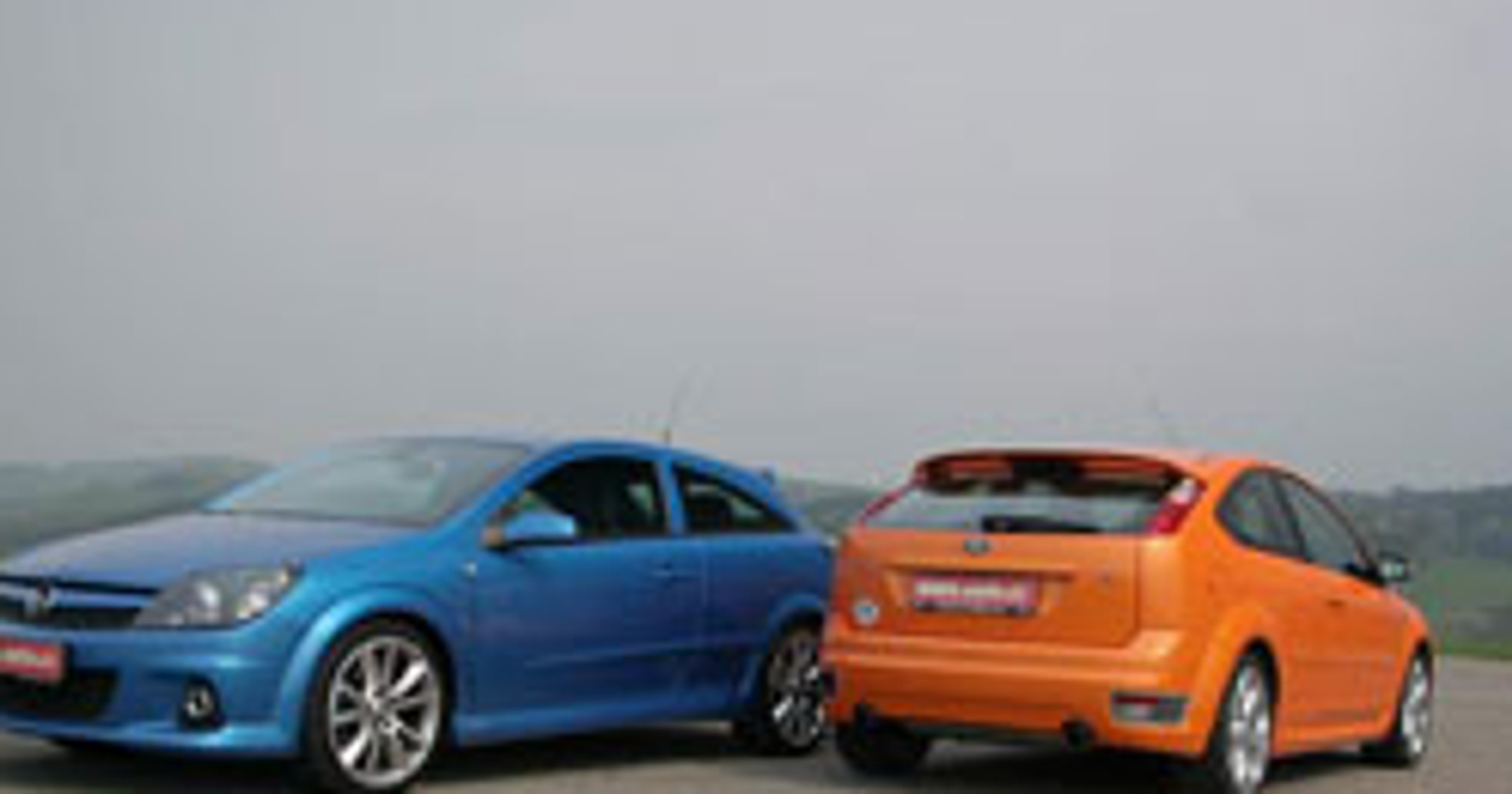 Ford Focus ST vs. Opel Astra GTC OPC - Czy pomarańczowa strzała pokona niebieski grom?