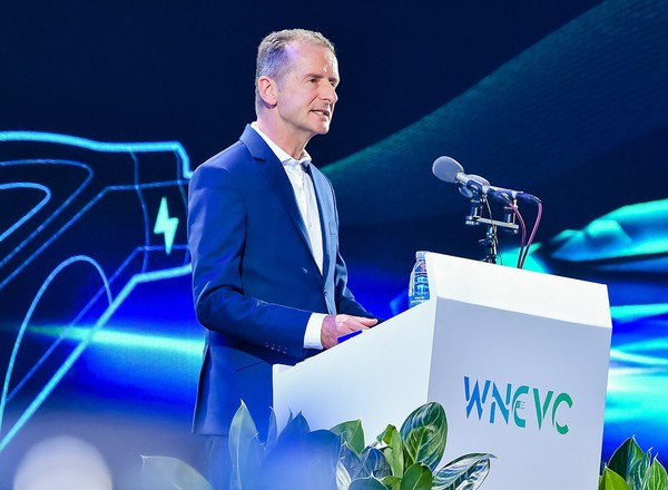 Dyskusyjna wypowiedź szefa Volkswagena. Wezwał Ukrainę i Rosję do negocjacji