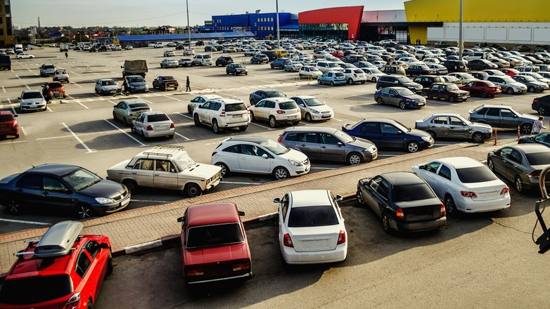 Parking przed supermarketem