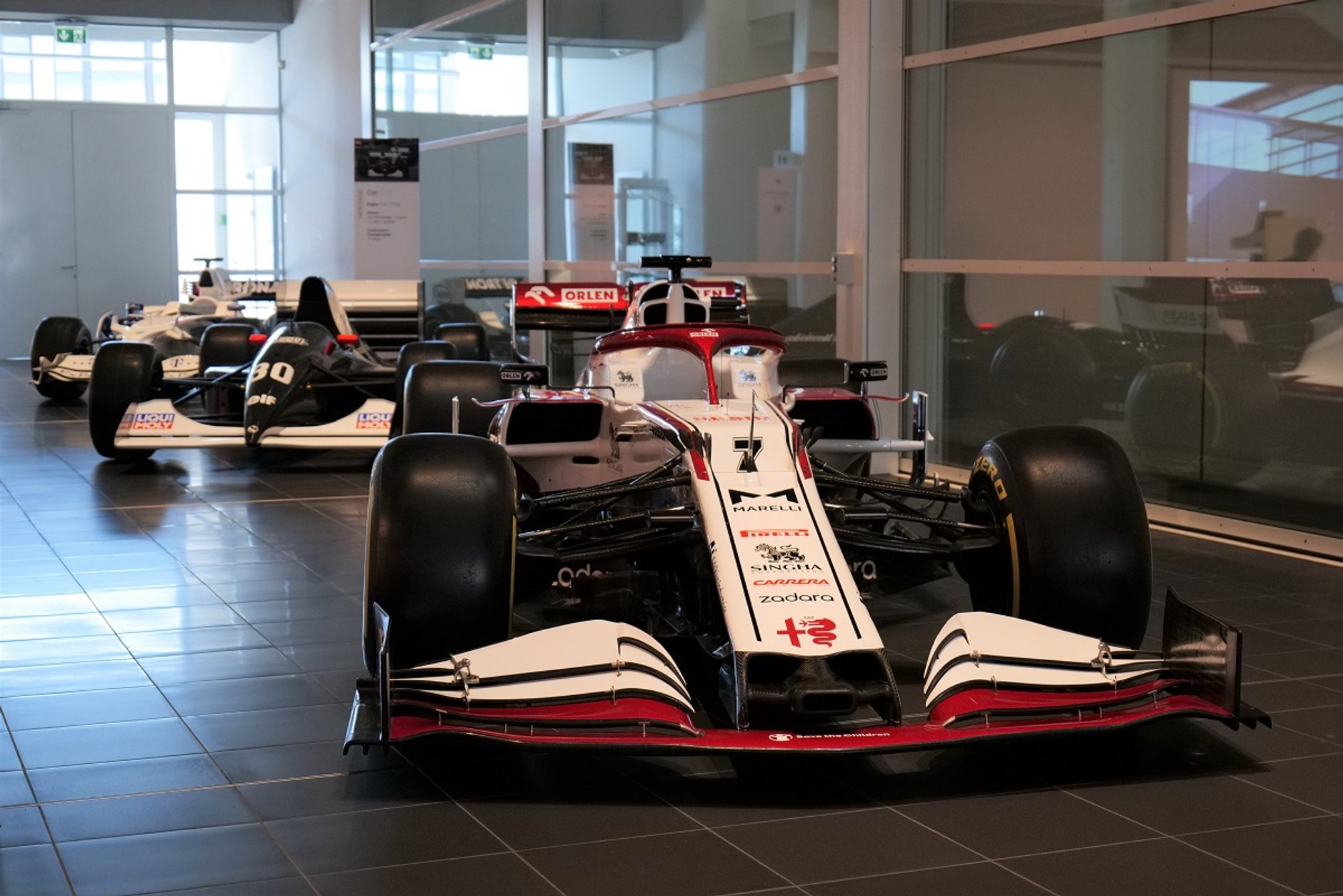 Poprzedni bolid zespołu Alfa Romeo F1 Team w siedzibie Saubera