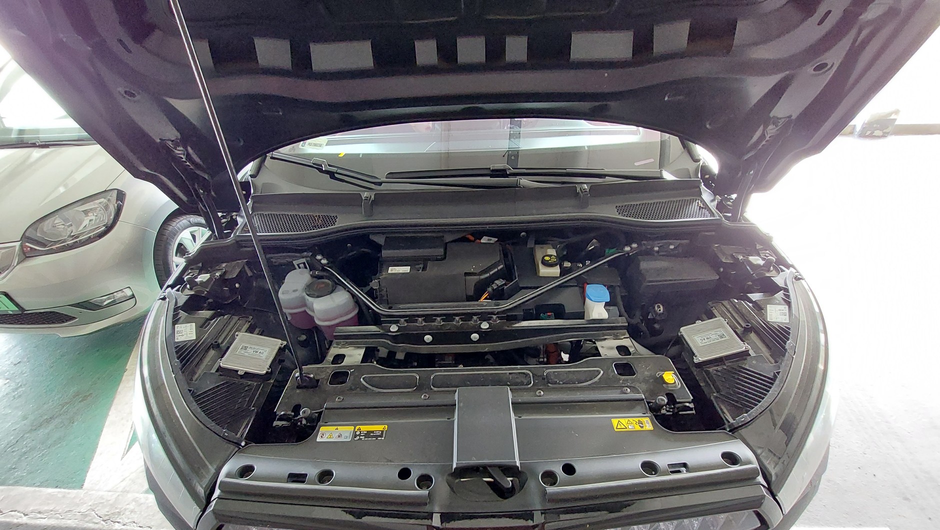 Pod maską auto wygląda dość przeciętnie.