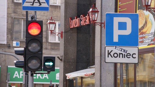 ruch uliczny znak znaki czerwone swiatlo zielona strzalka skrzyzowanie