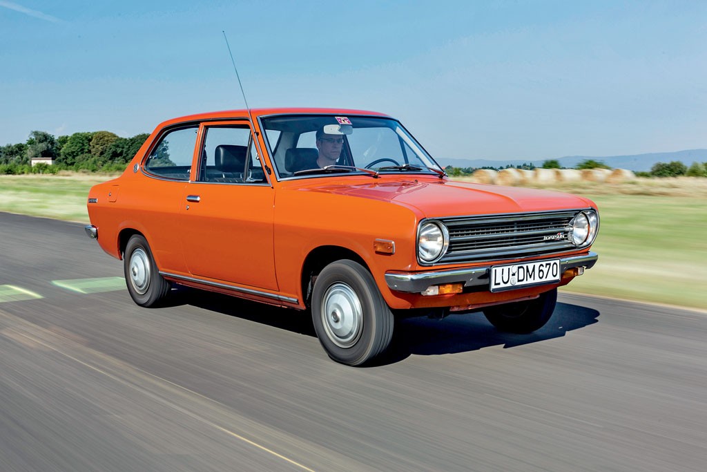 Kiedy patrzy się na Datsuna 1200, od razu ma się wrażenie, że jest to udana kopia. Szkoda, bo z tego powodu cierpi nieco prawdziwy charakter japońskiego kompaktu