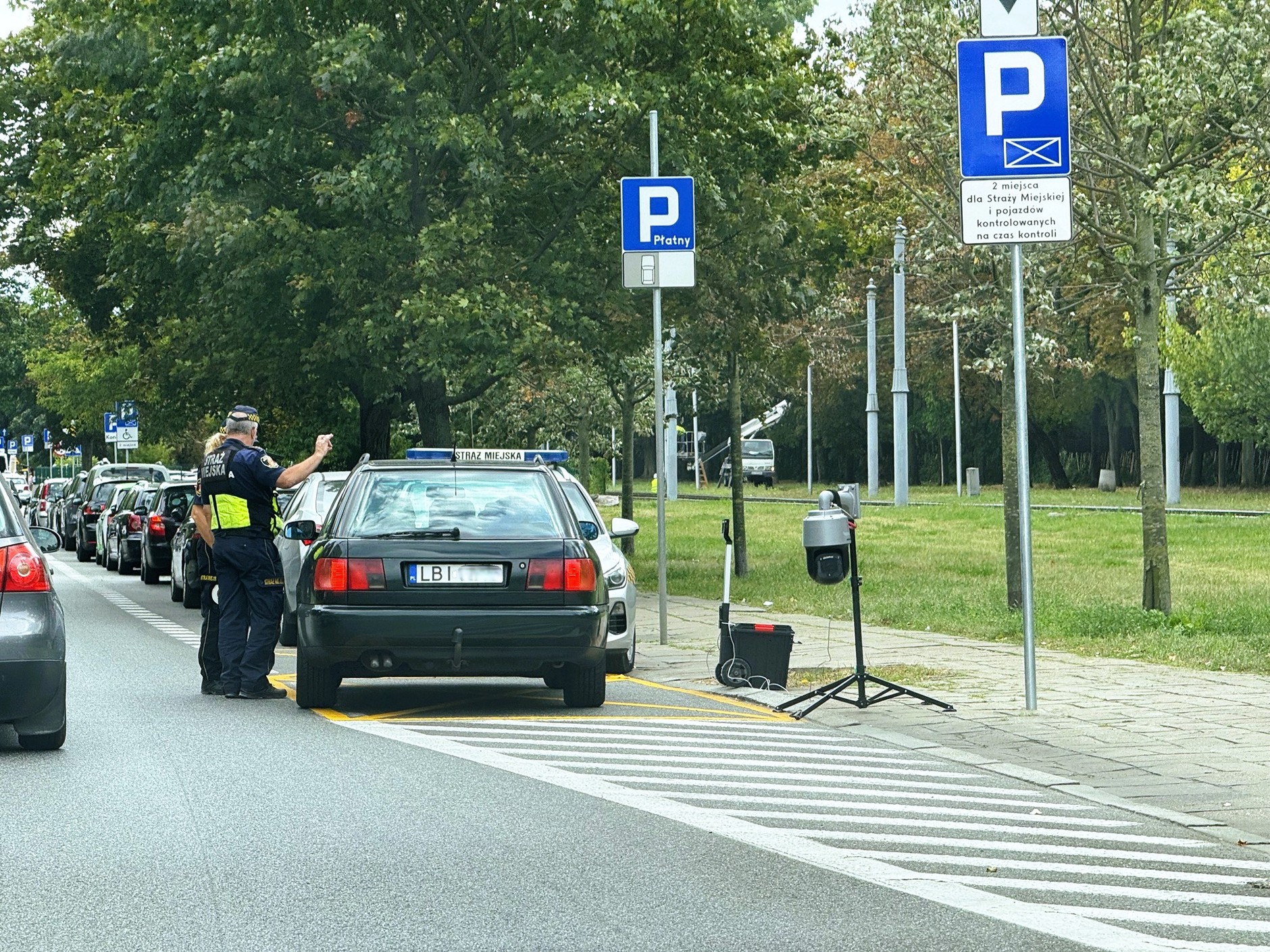Kontrola starego samochodu wjeżdżającego do SCT w Warszawie