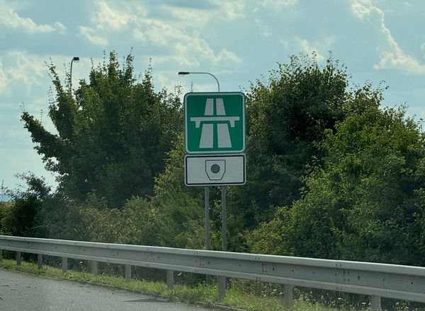 Znak z czarną kropką w sześciokącie jest szalenie istotny dla Polaków. Nawet 3500 zł kary