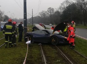 Rozbite Ferrari w Łodzi. Kierowca zatrzymał się na słupie
