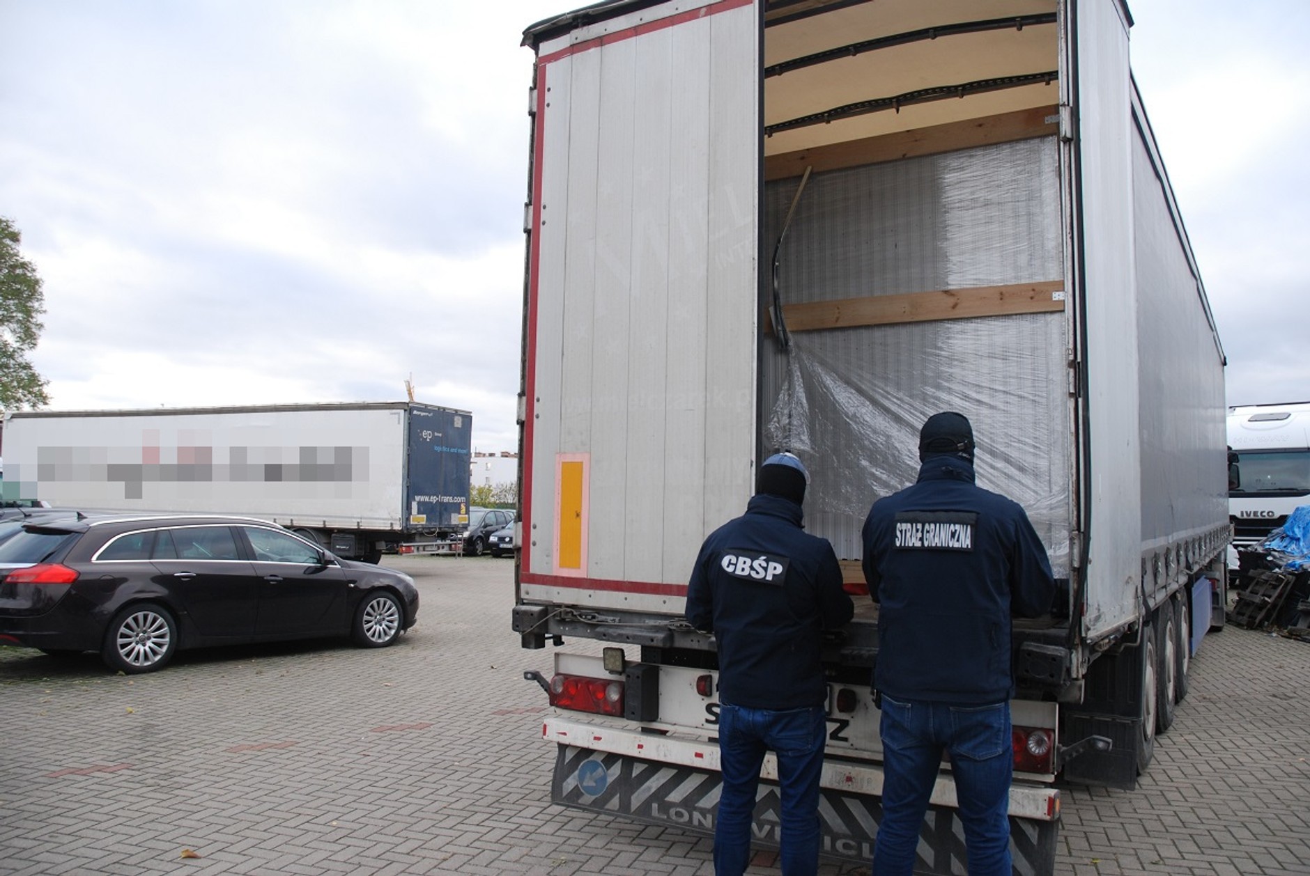 Funkcjonariusze CBŚP i Straży Granicznej zatrzymali trzy ciężarówki wypełnione nielegalnym towarem