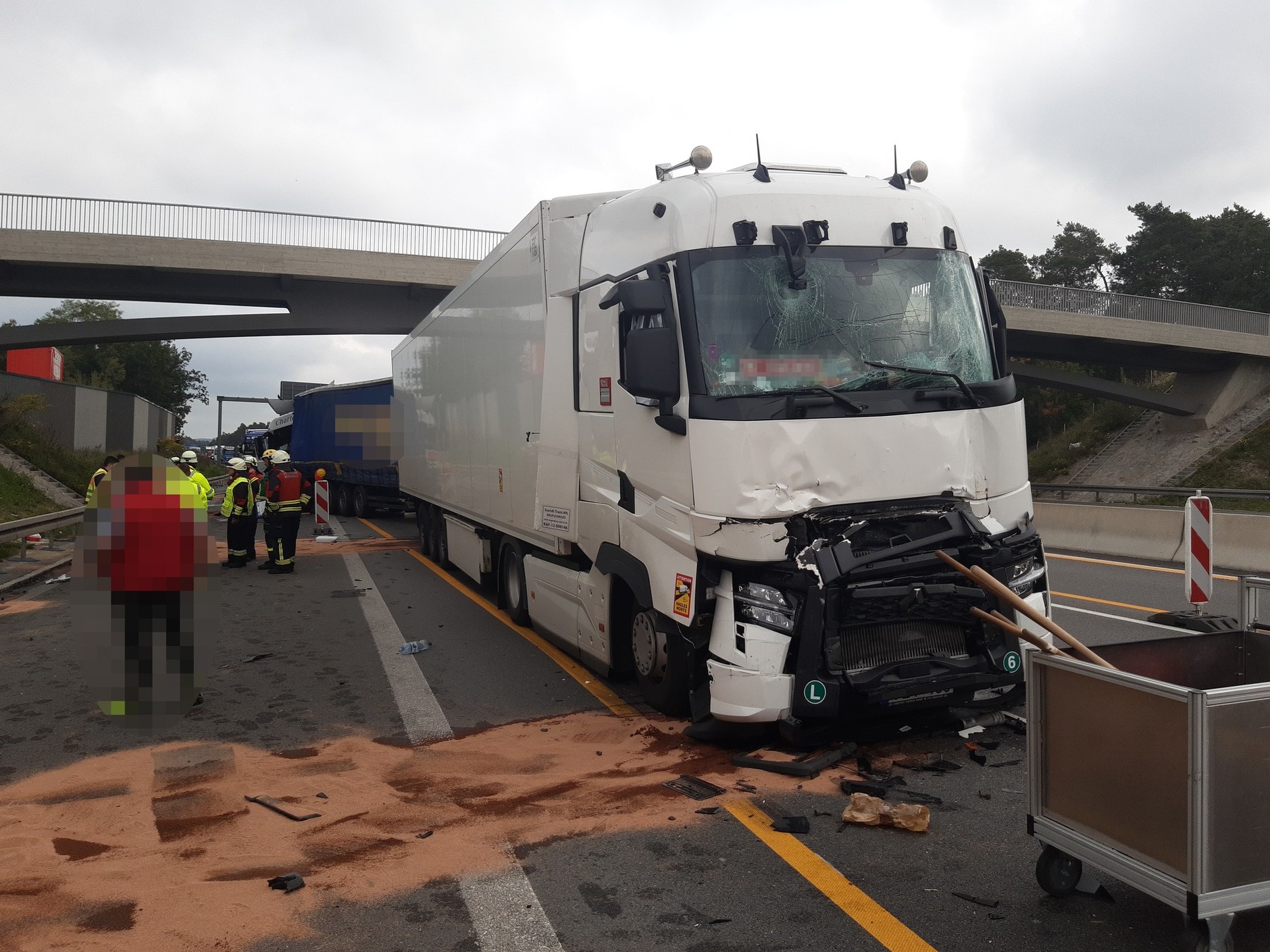 Na niemieckiej autostradzie A3 zderzyło się sześć ciężarówek