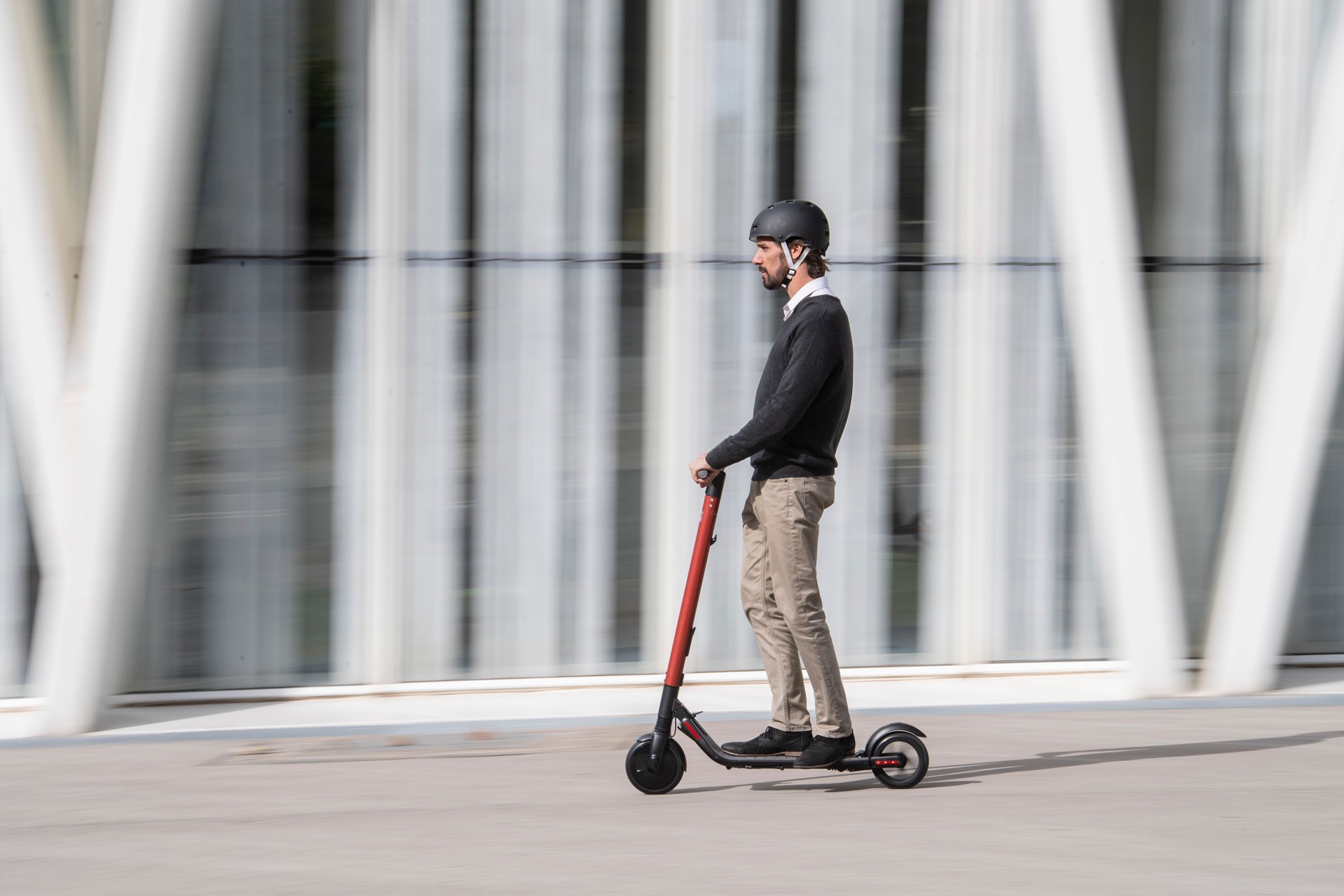 Hulajnoga Seat eXS – hulajnoga, która z łatwością mieści się w bagażniku samochodu. Dobry środek transportu na tzw. ostatni kilometr
