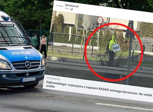 Przy drodze stoi mężczyzna z wielkim napisem. Nie polubiłby się z policją