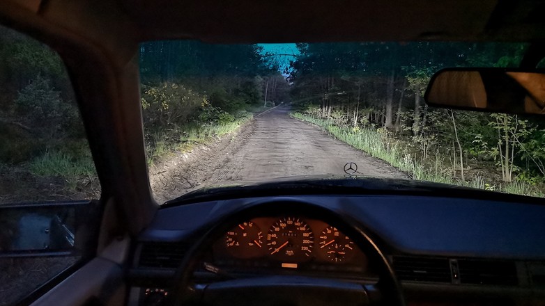 Zastępcze oświetlenie LED bardzo poprawia oświetlenie w starszych autach i użyte z głową jest całkowicie bezpieczne. Jednak – to trzeba podkreślić – formalnie użycie takich akcesoriów nie jest dozwolone