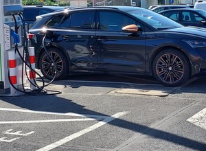 Ile kosztuje ładowanie auta elektrycznego? Od  "za darmo" do "bardzo drogo"!