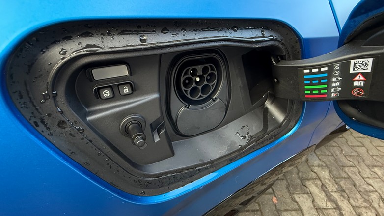 Napęd hybrydowy to w istocie napęd spalinowy – trzeba tankować benzynę, choć w przypadku hybrydy Plug-in część dystansu można pokonać na prądzie