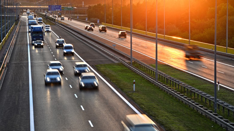 Starszy kierowca jechał pod prąd na autostradzie (youtube.com/STOPCHAM)
