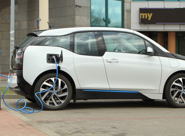 Elektromobilność w Polsce: branża motoryzacyjna nie wierzy w ten plan