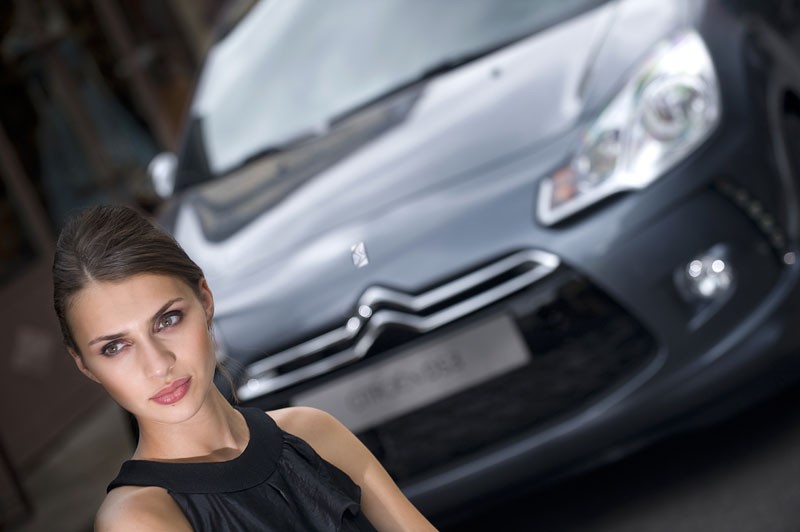 Dziewczyna i Citroen kuszą
