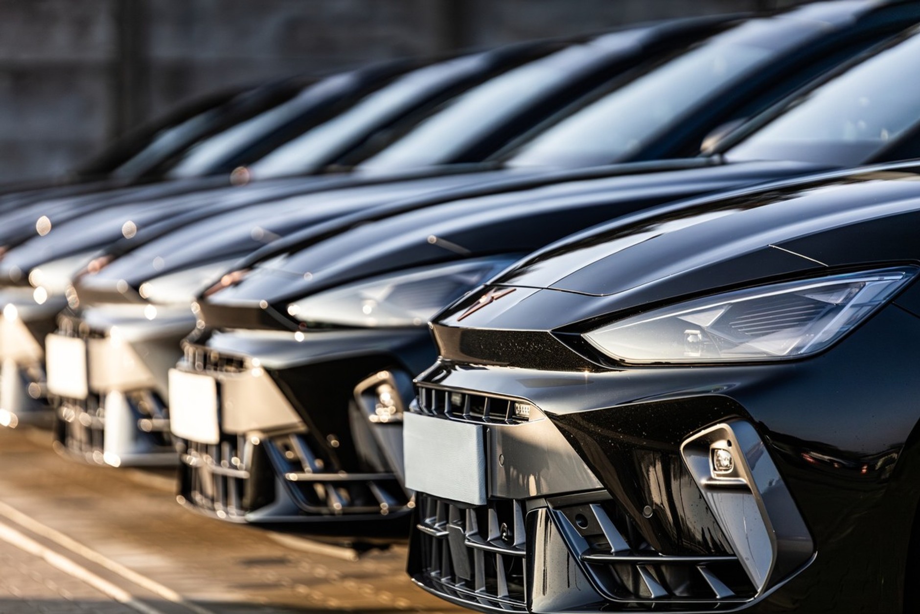 Cupry Leon VZ Sportstourer nieoznakowanymi radiowozami policji