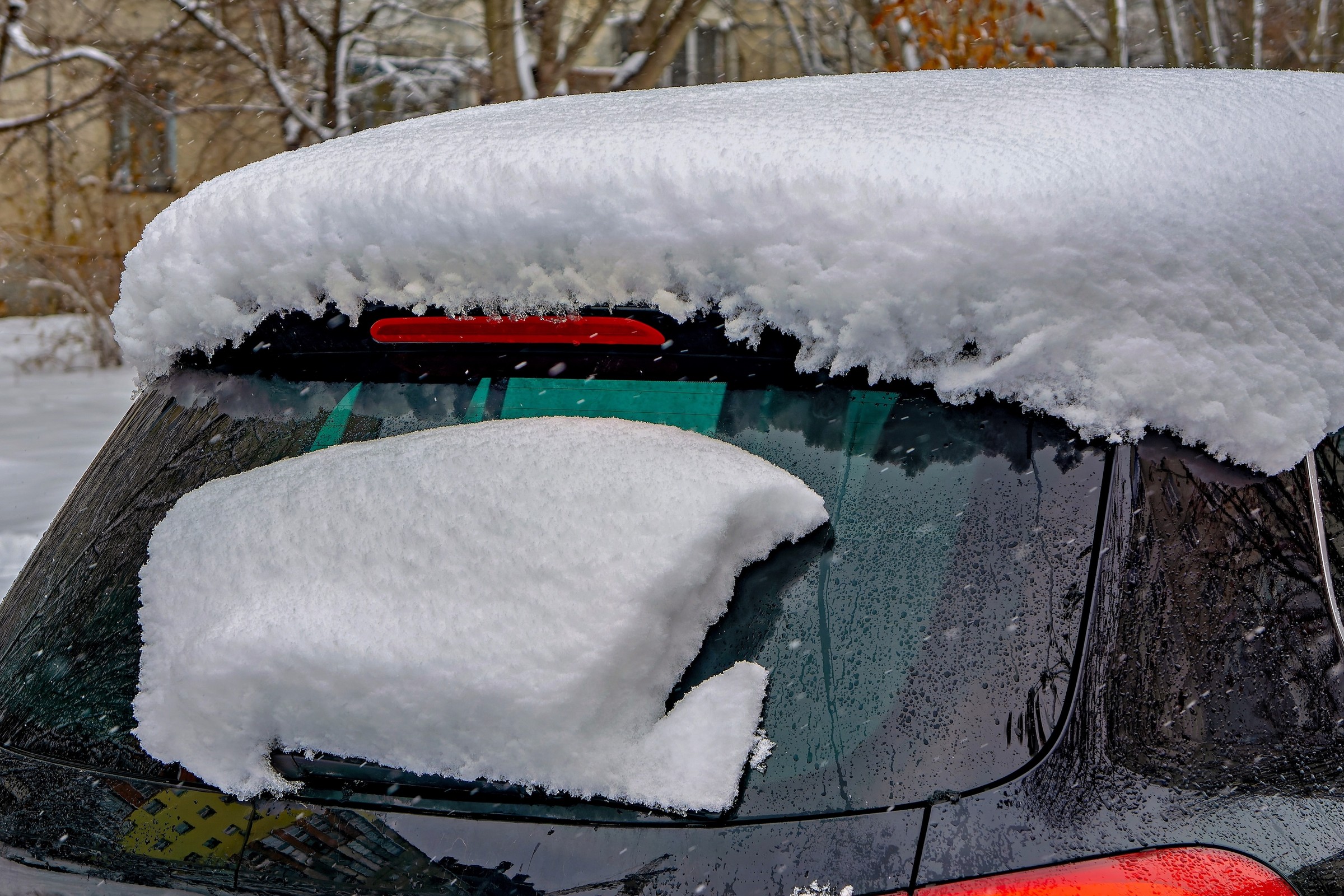 Pan Marcin niedokładnie odśnieżył samochód i trafił na patrol. Nie opłaca się ryzykować