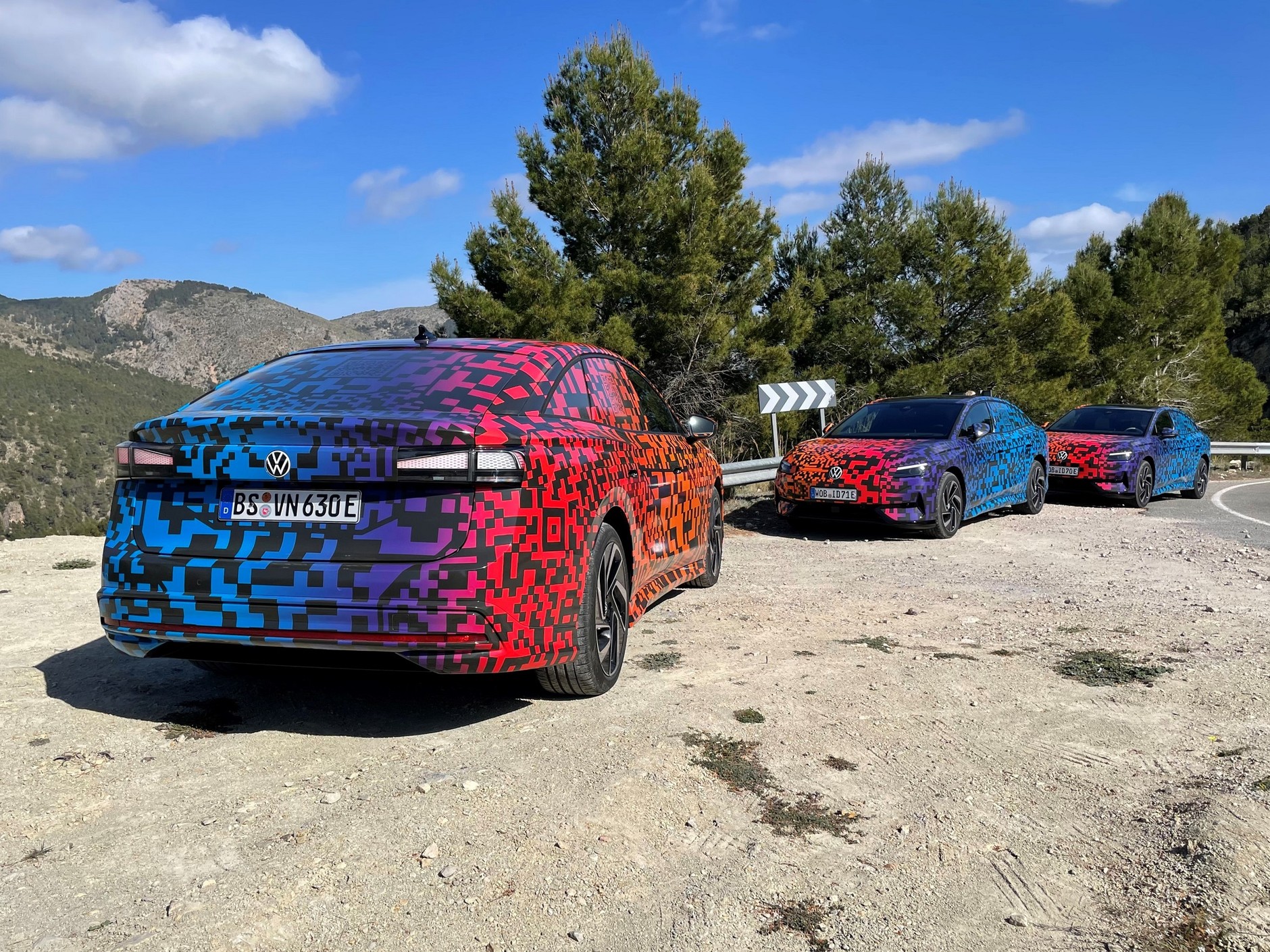 Pierwsza jazda zamaskowanym Volkswagenem ID.7