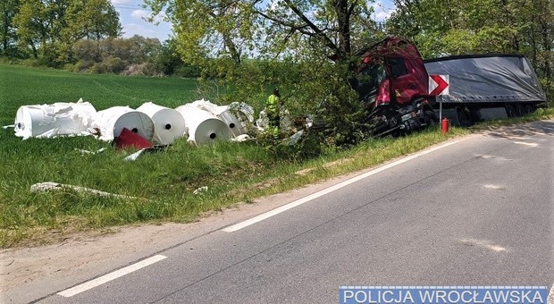 Świadkowie uratowali kierowcę z płonącej ciężarówki. Mocno się zdziwili